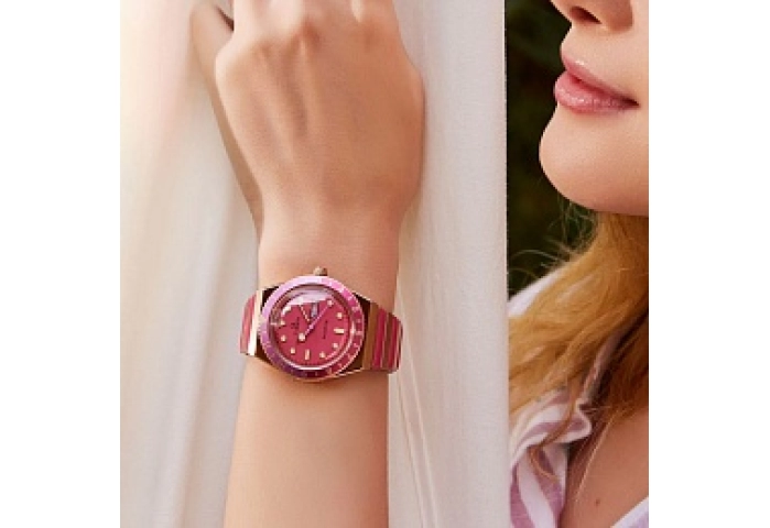 Womens Q Rose Gold-tone Case and