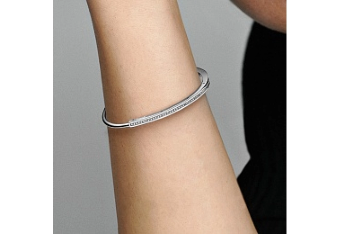 Pandora logo sterling silver bangle with clear cub