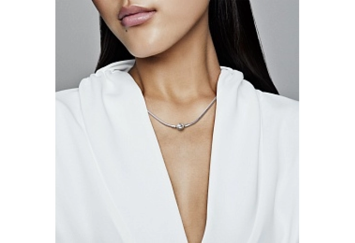 Silver necklace with round clasp