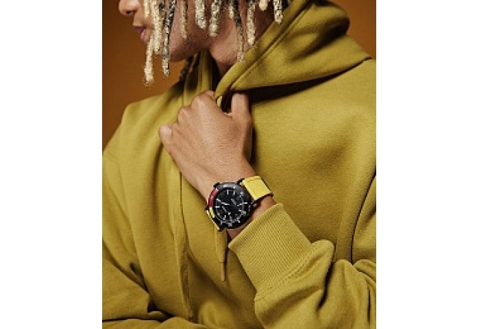 Standard 43mm Black Case Black Dial Yellow