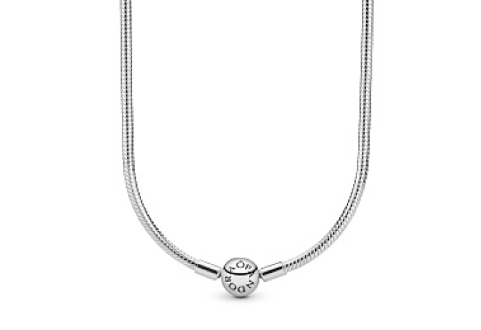 Silver necklace with round clasp