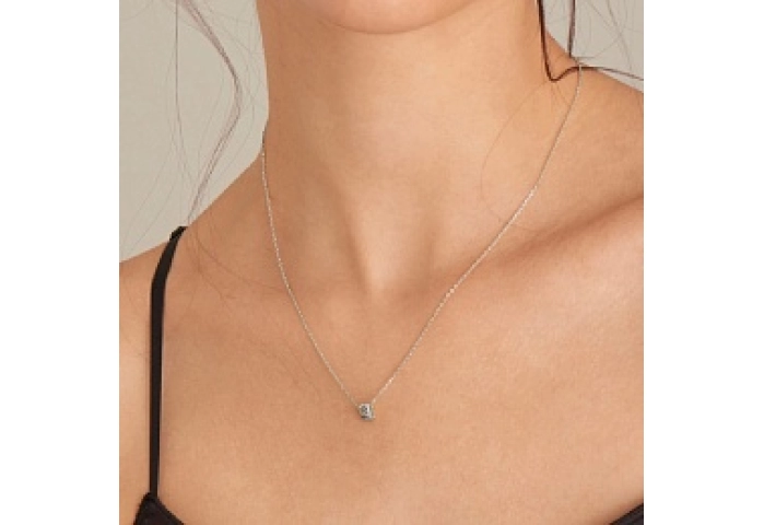 Smooth Twist Pendant Necklace