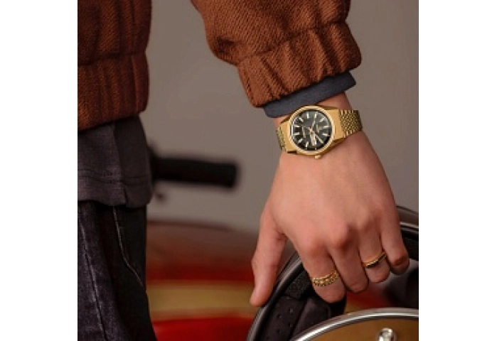 Q Falcon Eye Gold Tone Black Dial