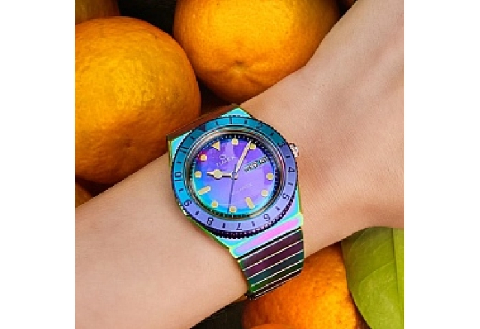 Womens Q Iridescent-tone Case and Bracelet